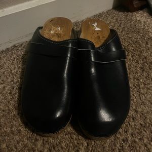 Navy clogs